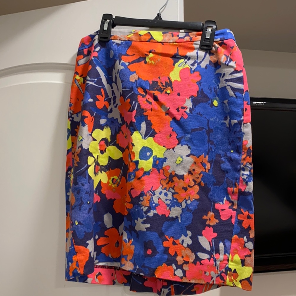 LOFT Floral Skirt. Excellent Condition. Size 4P